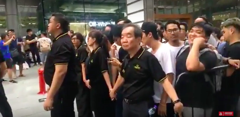 singapore iPhone X crowds