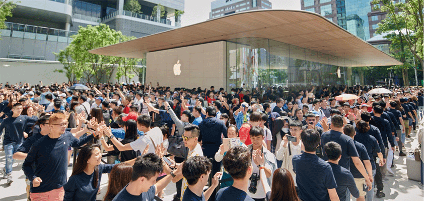 Taipei Apple store crowd