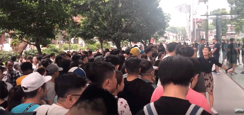fans flock singapore iPhone 11