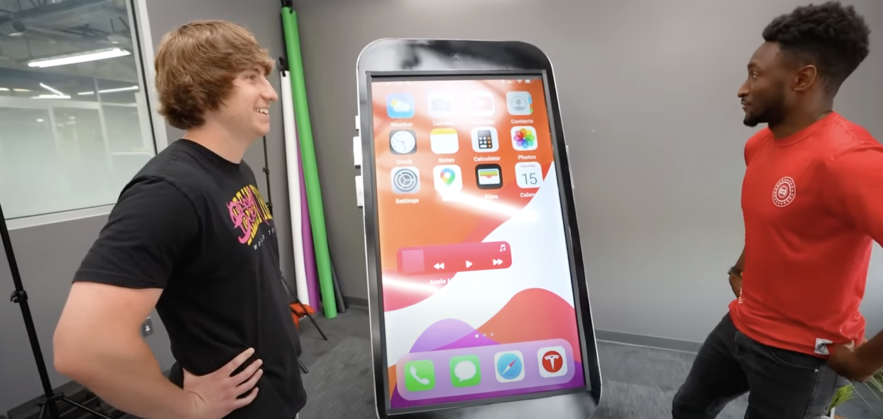 apple 7 foot iphone