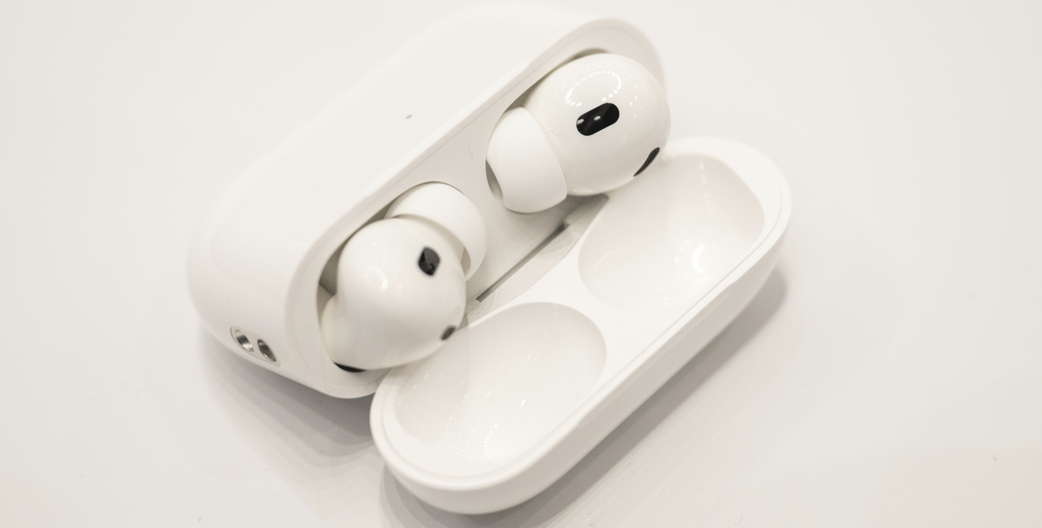 apple gurman usbc airpods