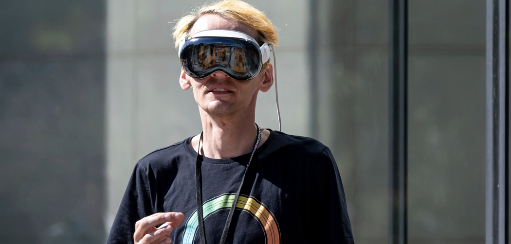 apple goggles visionOS2 Gurman