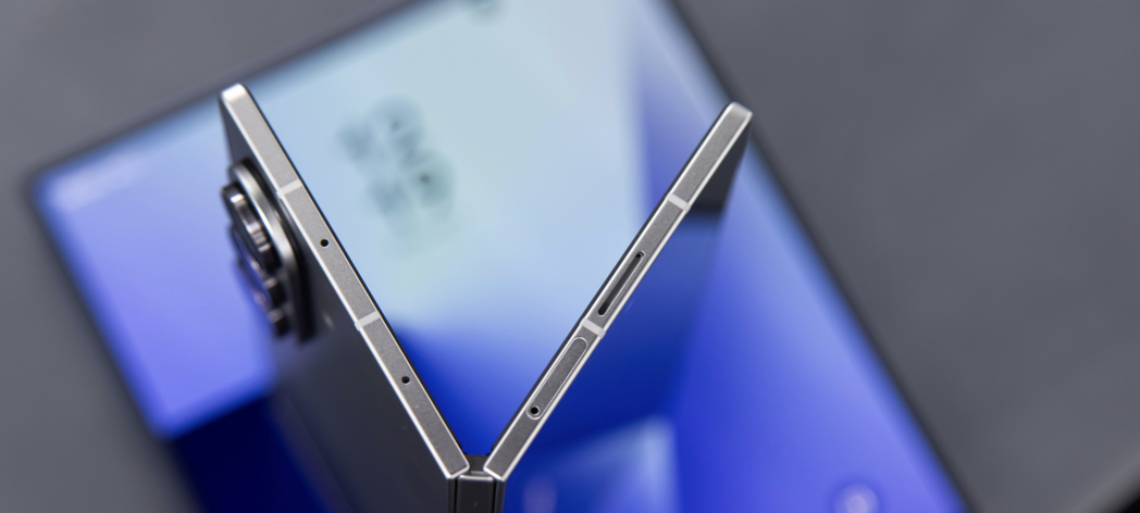 apple gurman foldable samsung
