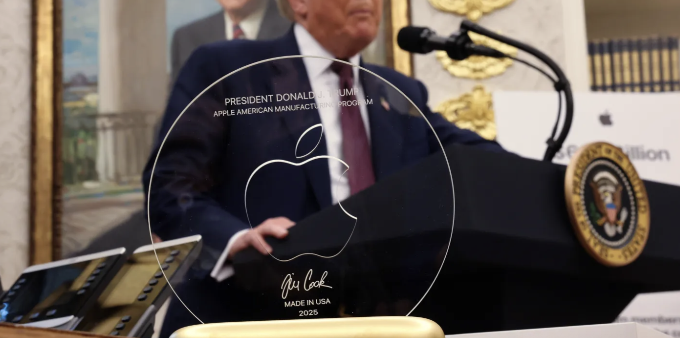 apple gifts trump analysts