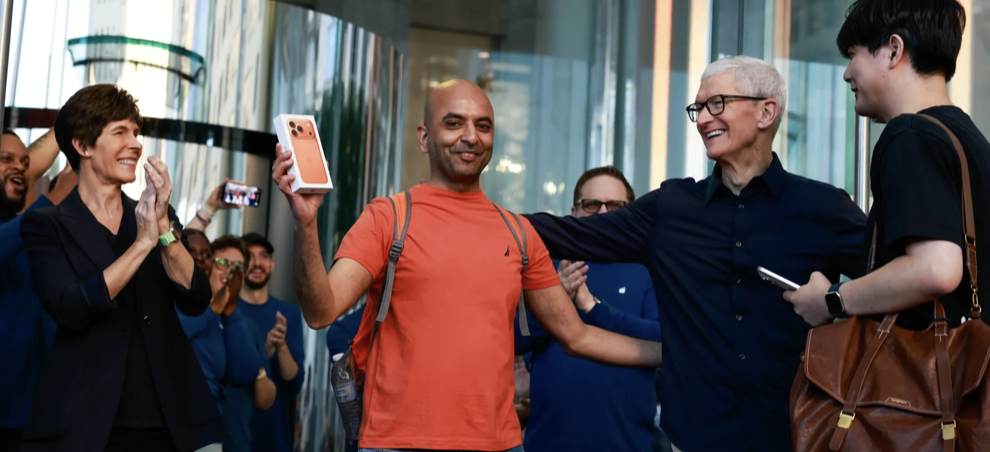 apple gurman iphone17 ai