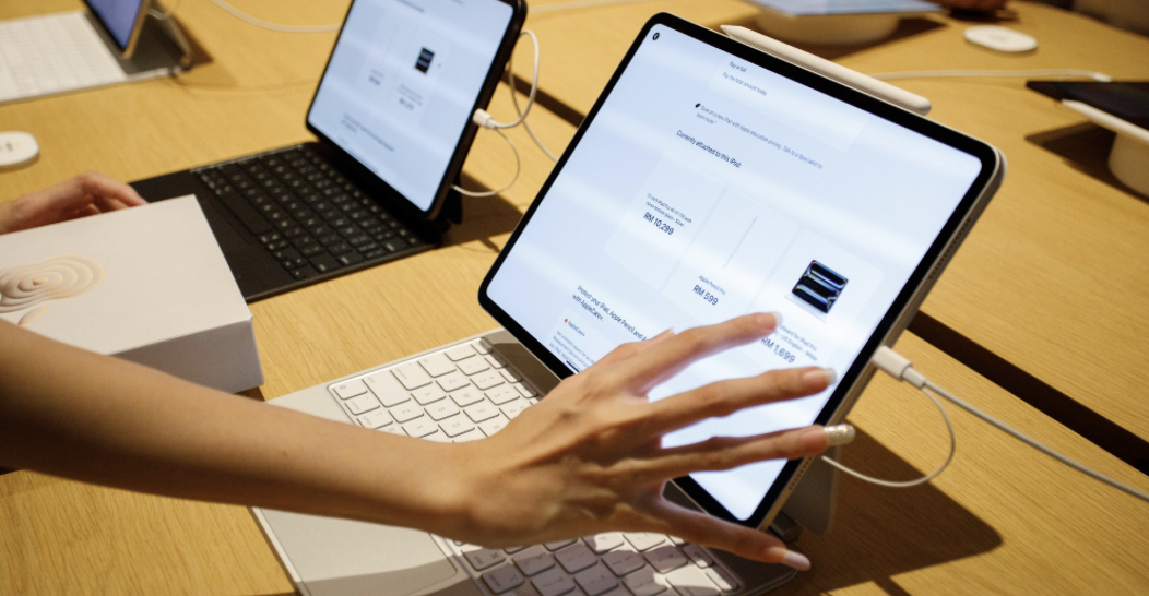 apple touchscreen mac gurman